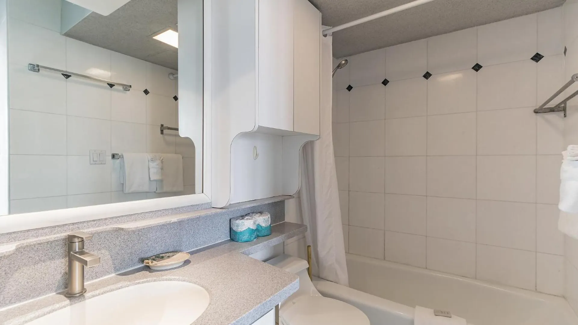 Steps To The Beach! Gorgeous Ocean-View Condo With Complimentary Parking Χονολουλού
