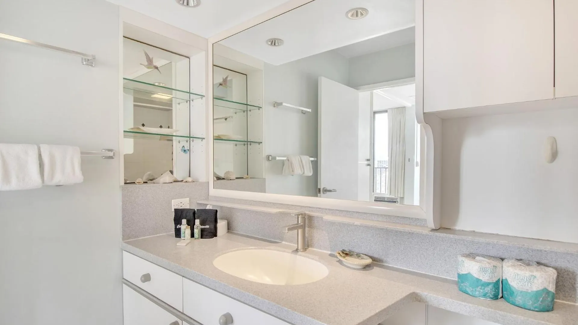 Steps To The Beach! Gorgeous Ocean-View Condo With Complimentary Parking Χονολουλού